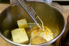 Butter, Marzipan, Puderzucker und Gewürze zusammen in eine Schüssel geben