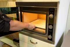 Im Ofen bei 230 °C Oberhitze oder mit dem Grill die gewünschte Bräunung erzielen