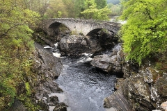 Die Invermoriston Bridge in Schottland